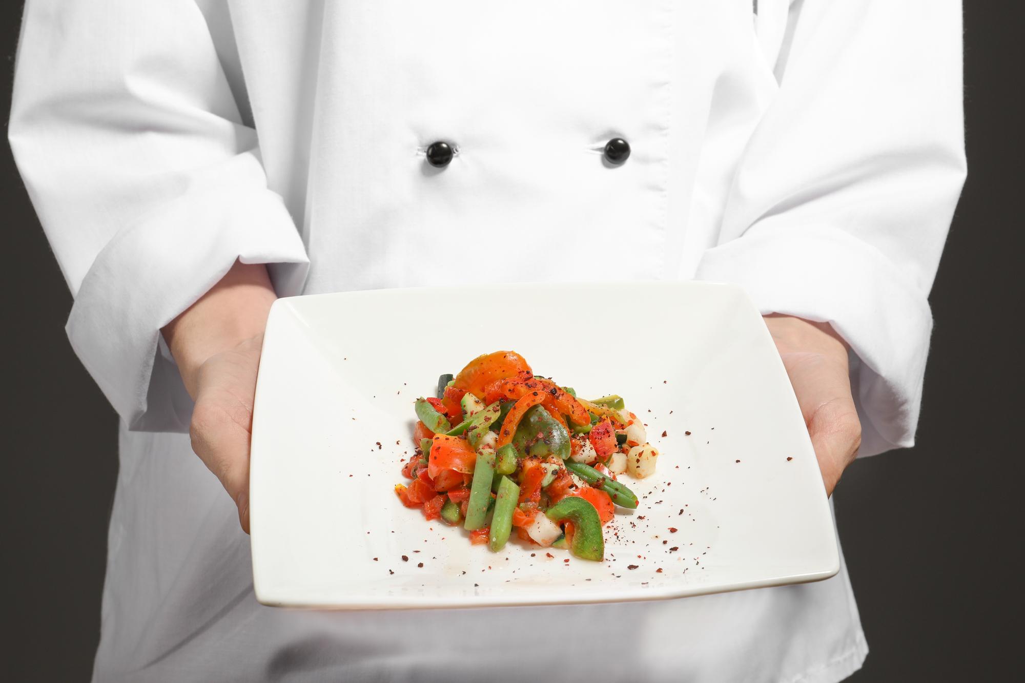 Chef che prepara una ricetta in cucina moderna