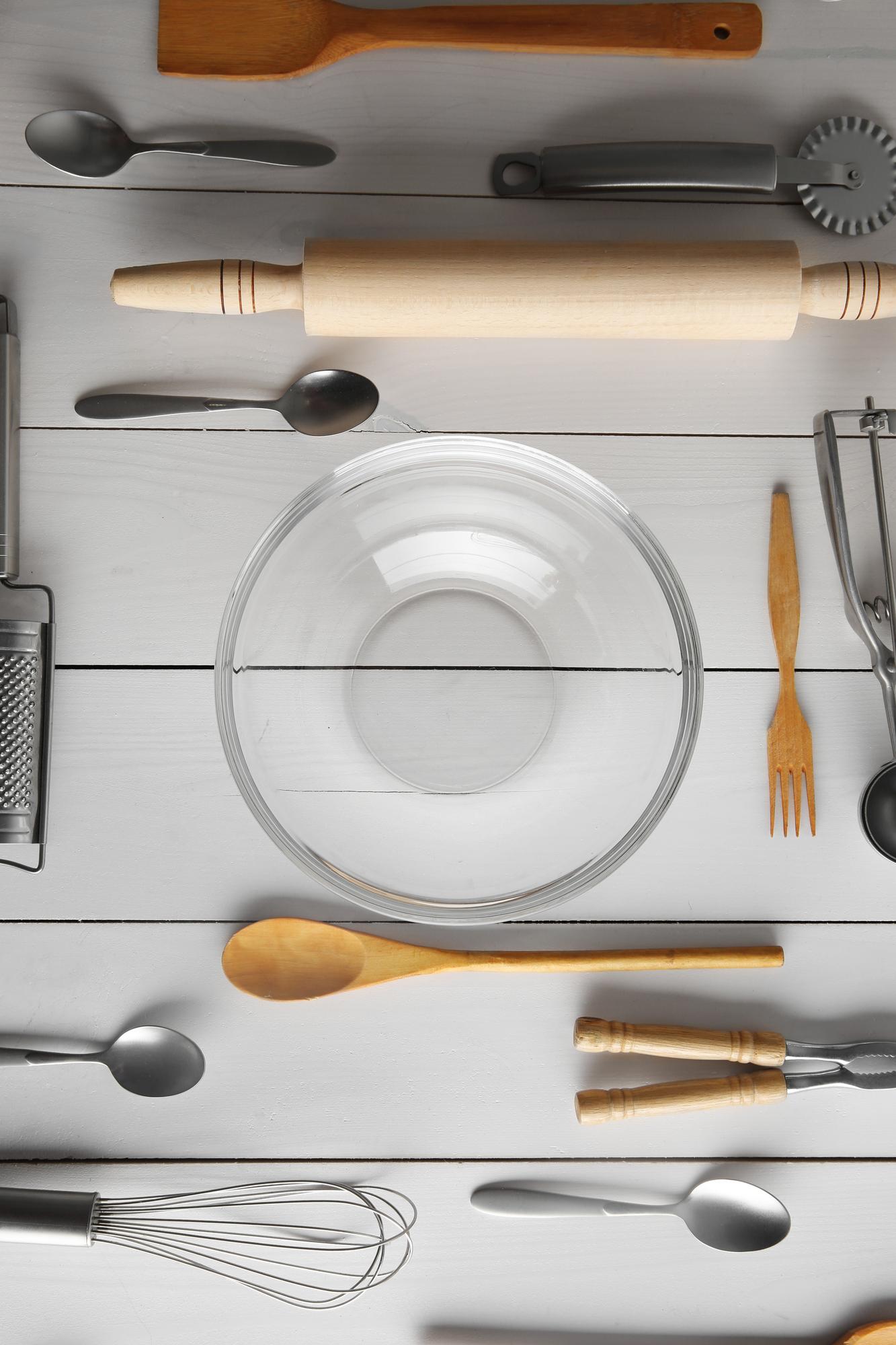 Set di utensili da cucina disposti su un tavolo